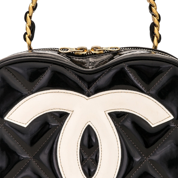 CHANEL Black Cosmetic Bag with Glossy Patent Leather and Gold Zipper - Picture 7 of 7